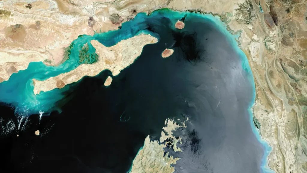 Imej satelit Selat Hormuz, satu titik sempit maritim strategik dengan Iran terletak di bahagian atas bersama Pulau Qeshm dan Emiriah Arab Bersatu di bahagian selatan. Dirakam pada 24 Mei 2017.
Gallo Images | Getty Images